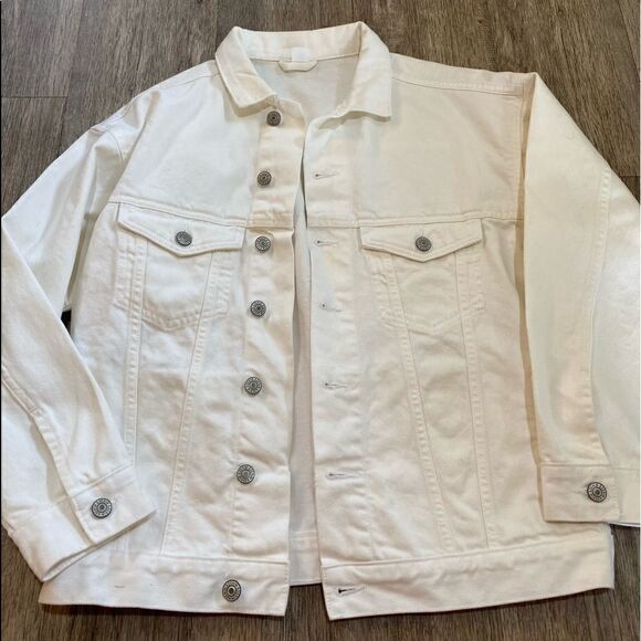 H&M Jackets & Blazers - H&M white jean jacket size says xs but im an xl and i can put it on